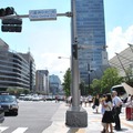 東京駅の八重洲中央口前の三叉路。写真左奥の八重洲二丁目も再開発予定地域の一つ