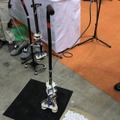 静岡大学応用ロボットシステム研究室が開発中のロボット歩行補助杖。MR流体（磁気粘性流体）を制御する電源には単3乾電池を使用していた（撮影：防犯システム取材班）