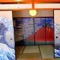 ふすまを開けると赤富士が目の前に。まさに驚きと感動の演出だ