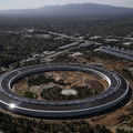 Appleの新社屋「Apple Park」。巨大な円盤型の社屋の奥に併設されている丸い建物が「Steve Jobs Theater」（C）Getty Images