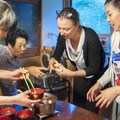 日本の田舎の家庭料理作りを体験するインバウンド客