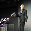 新製品発表会のため来日したジェームズ・ダイソン氏。「V10の登場を機に、ダイソンはもうコード付掃除機はつくらない」と壇上で明言した