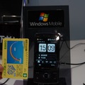 　CEATEC JAPAN 2008では、数多くのスマートフォンが展示されている。中でもWindows Mobile 6.1を搭載したイー・モバイル向けの「Touch Diamond」（HTC製）が注目だ。