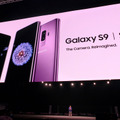 サムスン「Galaxy S9/S9＋」。モニターの下にいるのは、サムスンのIT&モバイルコミュニケーション部門 社長のDJコー氏