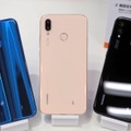 約5.8インチの「HUAWEI P20 lite HWV32」。最厚部でも約8.6mmと薄く、大画面ながらも手に持ちやすい。クラインブルーが鮮やかで美しかった