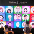AR Emoji GALLERYで自分のアバターをつくる来場者たち。できあがると壁のモニターに追加される