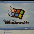 Windows 98をVMware上で起動させレガシーアプリを実行するデモ。Windowsの起動には少し時間が必要だった