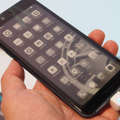 中国ハイセンスが液晶＋電子ペーパーの両面スマートフォンを発表 画像