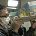 子供の街の模型を見る悟朗監督（C）NHK