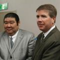 記者会見で挨拶した日本相撲協会理事・広報部長の高砂浦五郎氏（左）と、インテルのグレッグ・ピアーソン共同社長（右）