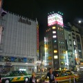 上野・仲町通り前の交差点あたり。夜でも非常に賑わっている一角だ