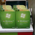 　22日午前8時から有楽町のビックカメラ前において、Windows 7の発売イベントが開催された。ゲストに登場したのは、アッキーナことタレントの南明奈さんだ。