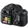 　富士写真フイルムは、新開発の有効903万画素1/1.6型CCD「スーパーCCDハニカムV HR」と光学10.7倍ズームレンズを搭載したデジタルカメラ「FinePix S9000」を8月下旬に発売する。