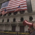 ニューヨーク証券取引所で吼えるムーア監督