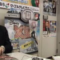 神原さん。商談テーブルの奥に見える「暴力団追放」のポスターがちょっと気になるここは足立区