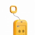　KDDIと沖縄セルラーは2日、「ココセコム現場急行サービス」と連動する防犯ブザーを搭載した子ども向け携帯電話「mamorino（マモリーノ）」を4日より販売すると発表した。