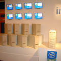 8台のサーバ（写真左）をデュアルコアXeonプロセッサ×2搭載の1台のコンピュータ（写真右）に統合