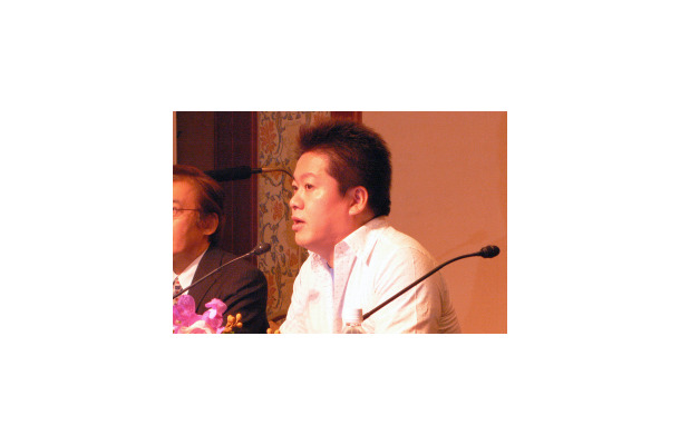 　「外野なので報道されて不思議なんですけど」。ライブドアCEOの堀江貴文氏は、セシールとの業務および資本提携の記者会見の席でコメントした。楽天がTBSに対して提案している経営統合に、ライブドアが関与しているとの報道に対するものだ。