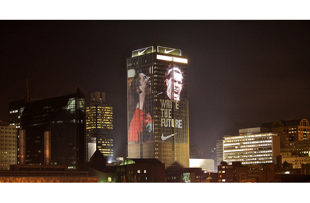 夜のヨハネスブルグの高層ビルに映し出される、メッセージ