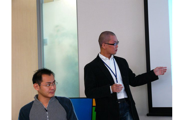 「Google Analytics」について説明するGoogleのスタッフ香村氏（左）と松下氏（右）