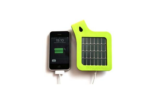 「Solar Strap for iPhone」の充電イメージ（iPhoneは別売）