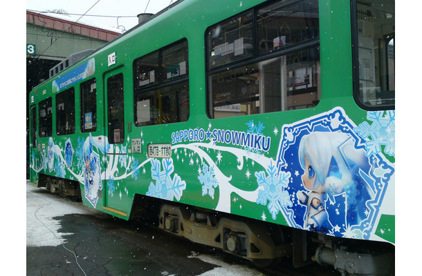 「雪ミク」仕様になった路面電車