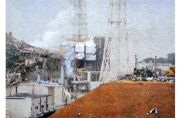 東芝は福島原発へ100名以上の技術者を派遣。写真は崩壊した福島第一原発の3号機と4号機（撮影：東京電力）