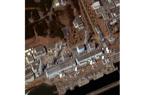 福島第一原子力発電所（3月18日撮影）（c）DigitalGlobe社