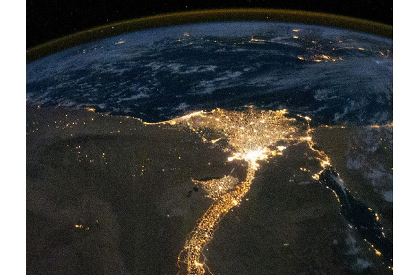 夜間に撮影したエジプト ナイル川流域の衛星写真（c）NASA
