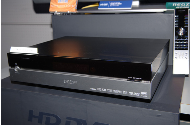 　東芝は31日、世界初のHD DVDプレーヤー「HD-XA1」を発表するとともに、同日発売した。価格はオープンで、実売予想価格は11万円前後。
