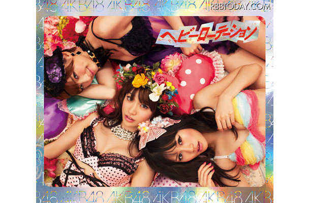 AKB48は1位の「ヘビーローテーション」のほか、4位「会いたかった」、6位「ポニーテールとシュシュ」と3曲がベスト10に