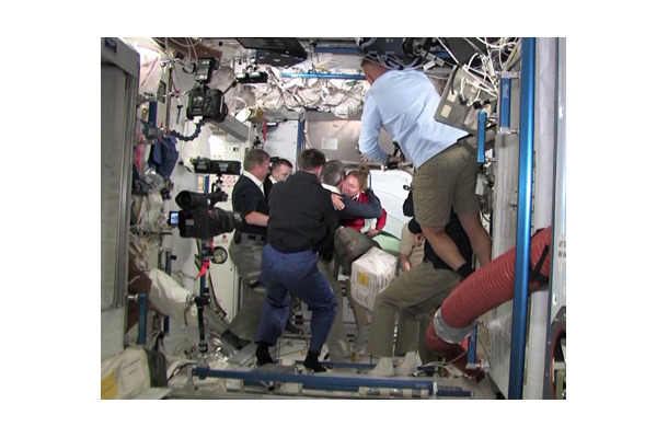 ISSのクルーに出迎えられるアトランティスの搭乗員