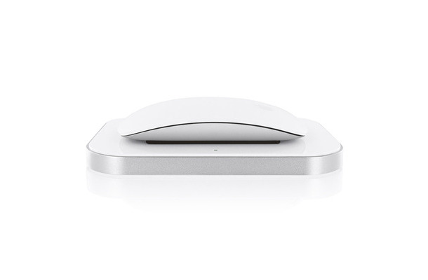 「Induction Charger for Magic Mouse」の利用イメージ（「Magic Mouse」は別売）