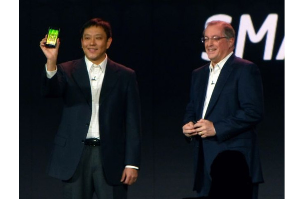 Atom搭載スマートフォンを発表するIntel CEOのPaul Otellini氏（右）とLenovo