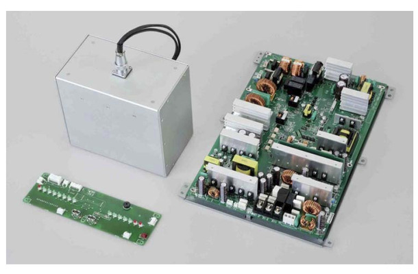 バックアップ電源用システムモジュール「DU2P1B474Z」（左上：蓄電池、左下：インターフェイス・ユニット、右：制御ユニット）