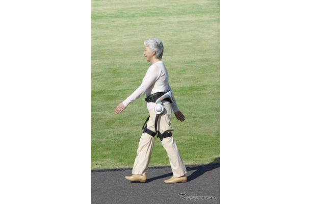 高齢者などの歩行を助けるリズム歩行アシスト