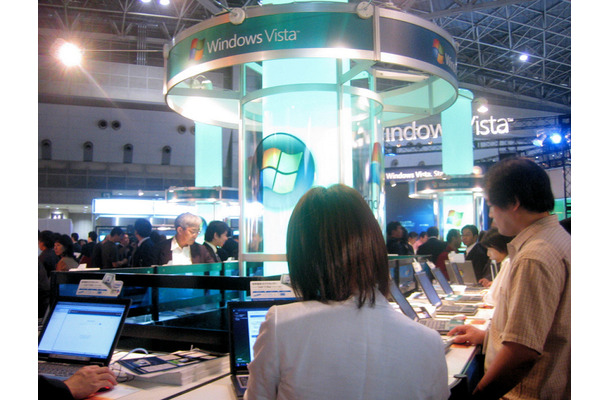 　10月18日から21日までの4日間、東京ビッグサイトで「WPC TOKYO 2006」が開催されている。マイクロソフトの展示ブースにはデモ用のノートPCが250台並んでいる。