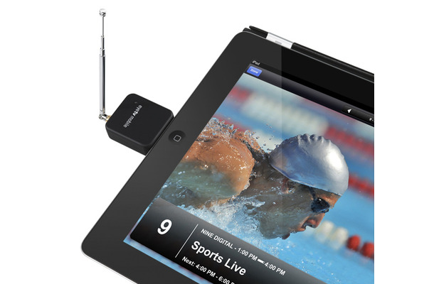 「elgato eyeTV mobile」（型番：ELG-US-000005）をiPadに装着したイメージ（iPadは別売）