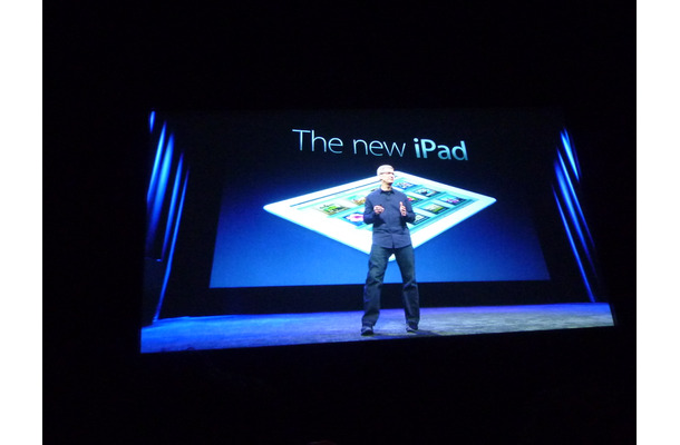「The new iPad」を発表するアップルCEOのティム・クック氏