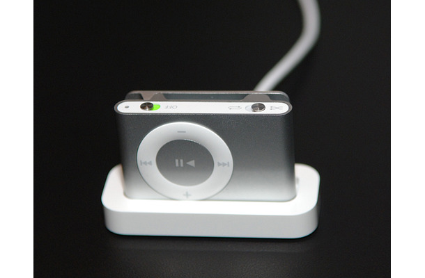 新型iPod shuffleは、世界最小のデジタルミュージックプレーヤー