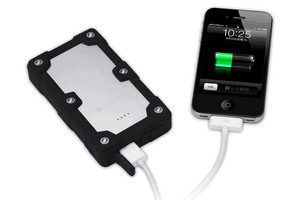 「mophie Juice Pack Powerstation PRO」でiPhoneを充電するイメージ（iPhoneを別売）