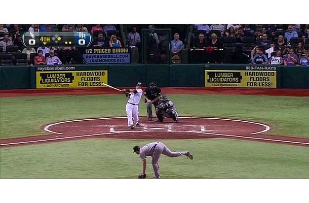 4回2死1塁の場面で第2打席が回ってきた松井秀喜。初球を見事右中間に運んだ。MLB.comでダイジェスト動画を公開中