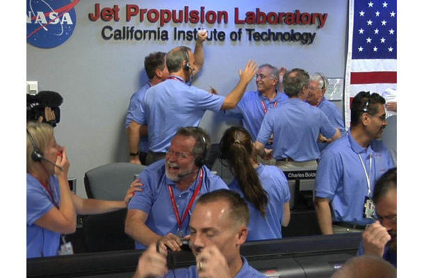 米カリフォルニア州パサデナ市にあるNASAのジェット推進研究所で、探査機の着陸を喜ぶスタッフ。現地時間6日夜。