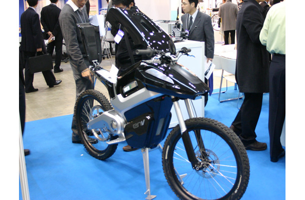 　燃料電池の国際見本市 FC EXPO 2007で、英国INTELLIGENT ENERGY社が燃料電池バイク ENVを展示していた。かなり斬新なデザインで、市販、製品化については各社と検討中だそうだ。
