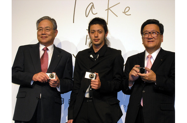 左からキヤノンマーケティングジャパン代表取締役 村瀬治男氏、オダギリジョー氏、専務取締役 芦澤光二氏
