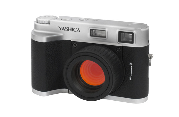 「ビューファインダー」や、レンズ部を回してフォーカスの切り替えが可能な「マクロ切り替えリング」などでフィルムカメラ風なデザインのデジタルカメラ「YASHICA LC-10」