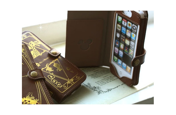 「Disney Old Book Case for iPhone5」の利用イメージ（iPhone 5は別売）