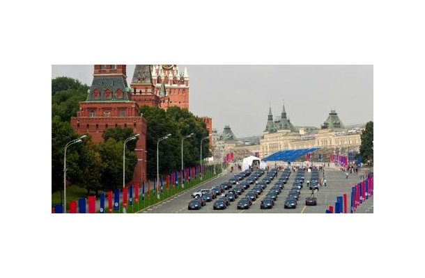 モスクワの赤の広場でロシアの五輪メダリストに贈られた合計129台のアウディ車