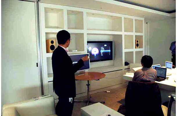 本社で行われた記者会見でのデモ風景。Apple TVをリモコンで操作している