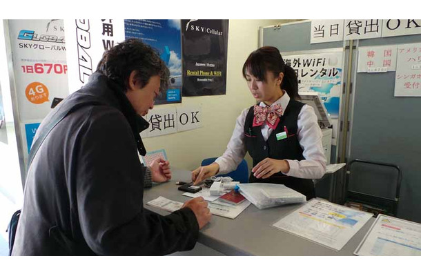 成田空港の「GLOBAL WIFI」カウンターで海外用モバイルWiFiルーターをレンタル。あらかじめWebで手配していたので、身分証提示と簡単な注意事項の説明を受けるだけで手続きもあっという間だった。